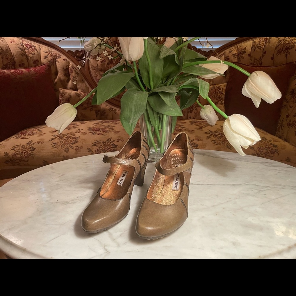 TSUBO striped olive heels size 8 M